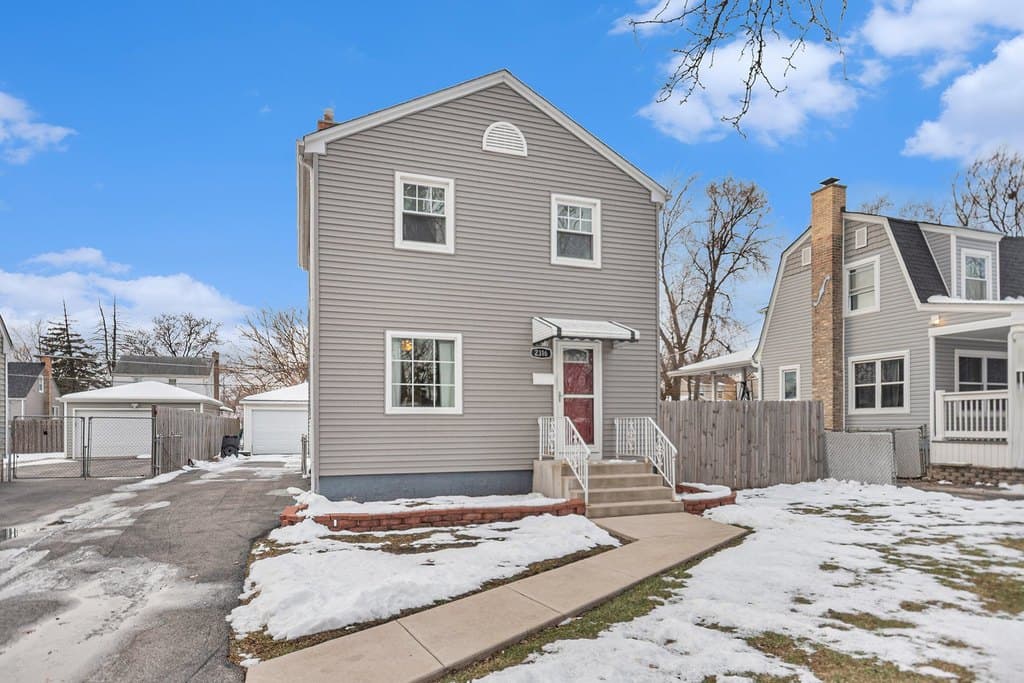 4 bedroom house for sale at 2316 S 10th Ave Broadview - $299,900