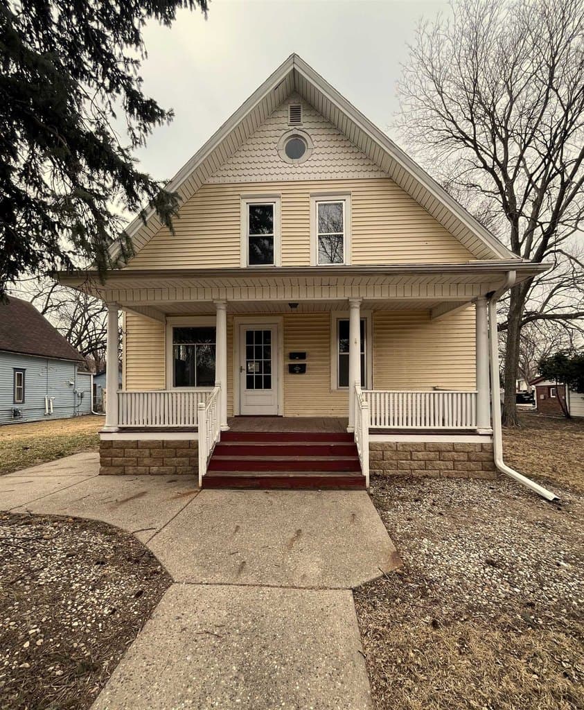 2 bedroom multi-family for sale at 613 Locust St Yankton 57078 - $179,900