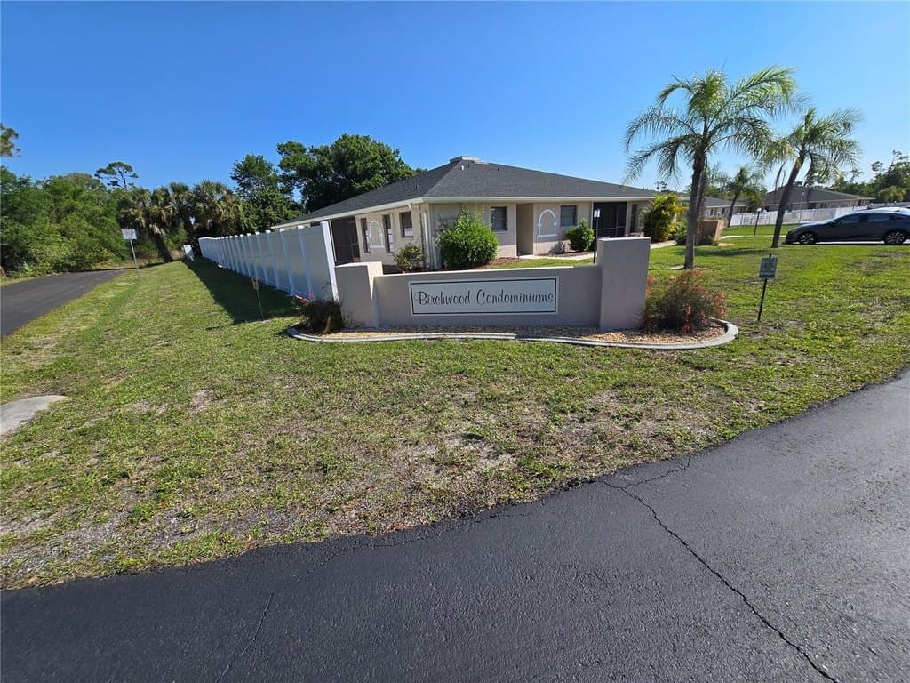 2 bedroom condo for sale at 24540 Harborview Rd Apt H2 Punta Gorda 33980 - $120,000
