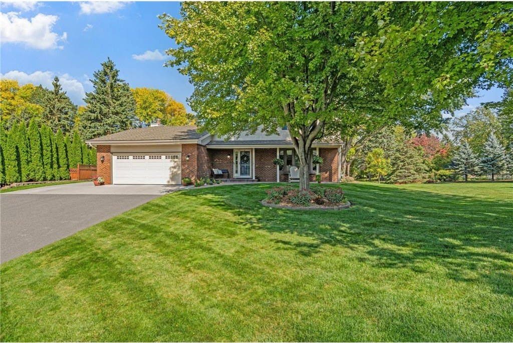 3 bedroom house for sale at 10710 36th Pl N Plymouth 55441 - $449,000