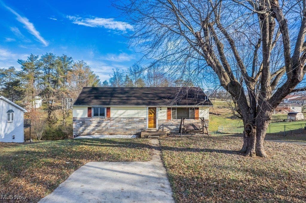 3 bedroom house for sale at 64 Sun St Blennerhassett - $179,900