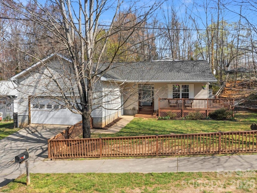 3 bedroom house for sale at 1 Mosers Pl Asheville - $389,000