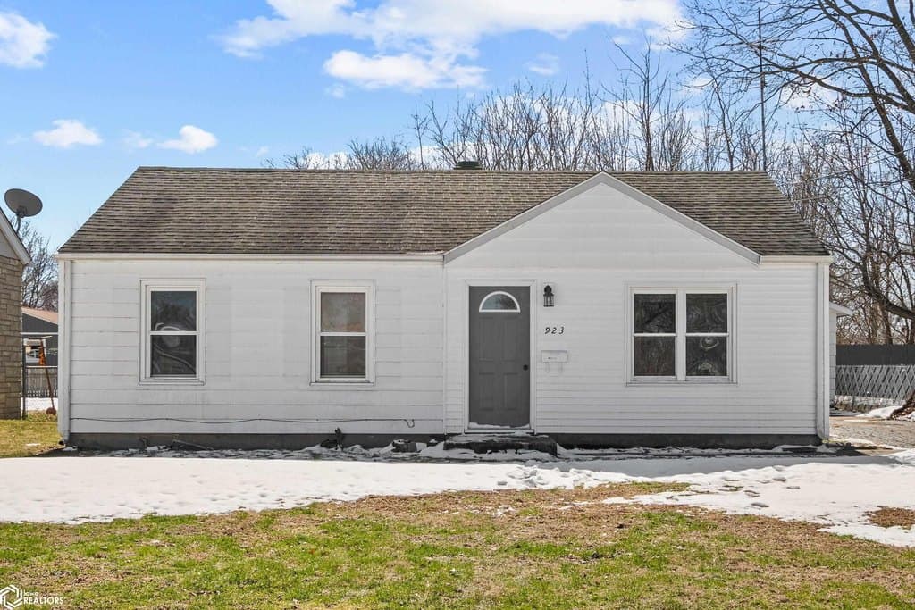 3 bedroom house for sale at 923 Park Ave Burlington - $125,000