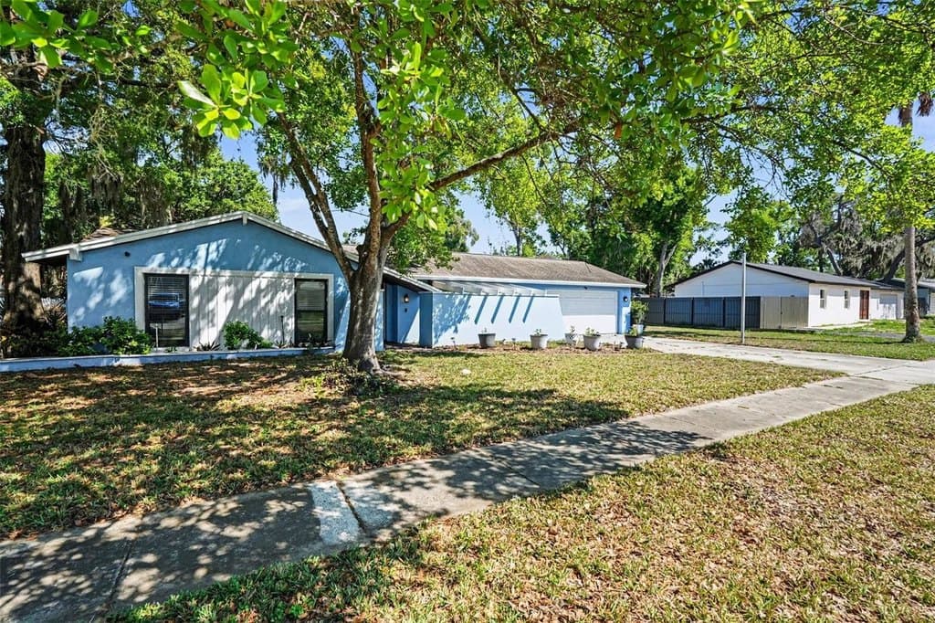 3 bedroom house for sale at 3315 Las Brisas Dr Brandon - $354,900