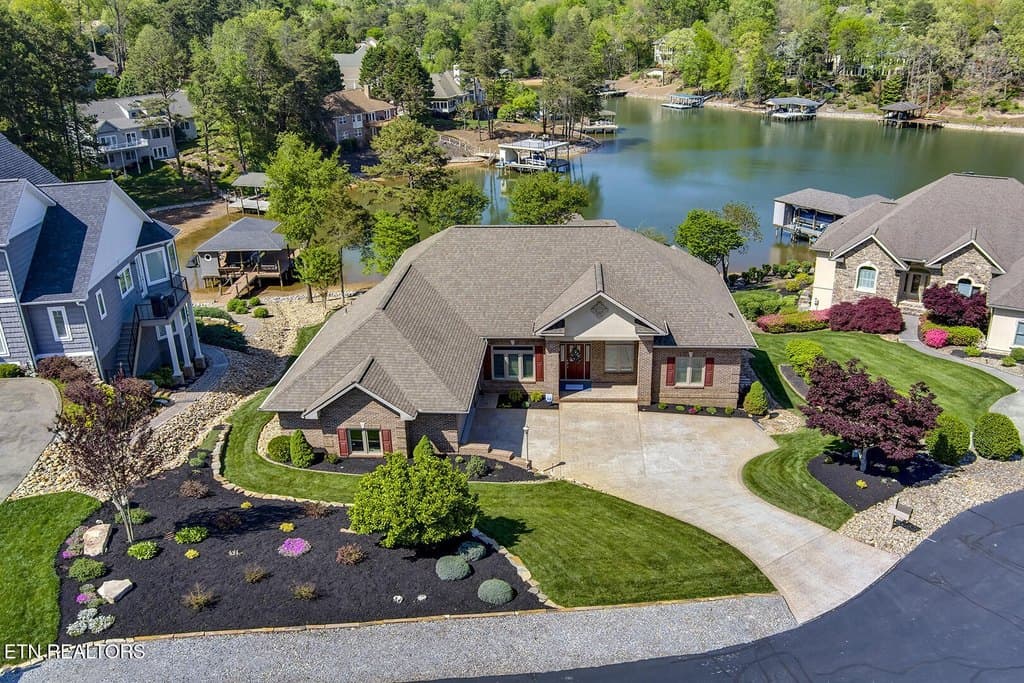 4 bedroom house for sale at 113 Shawnee Pt Loudon 37774 - $1,875,000