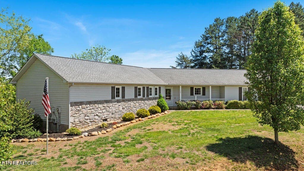 3 bedroom house for sale at 108 Chahyga Way Loudon 37774 - $485,000
