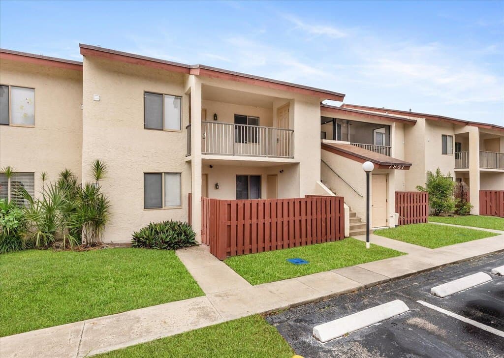 2 bedroom condo for sale at 7951 Southgate Blvd Apt F9 North Lauderdale - $240,000