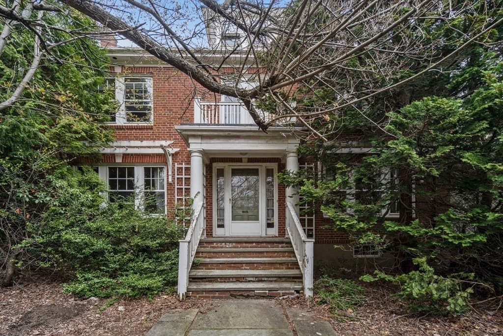 4 bedroom house for sale at 10 Stoneleigh Cir Watertown Town 02472 - $1,275,000