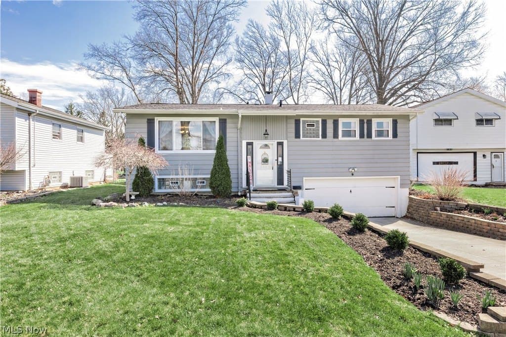 3 bedroom house for sale at 3529 Hunter Dr North Olmsted 44070 - $300,000