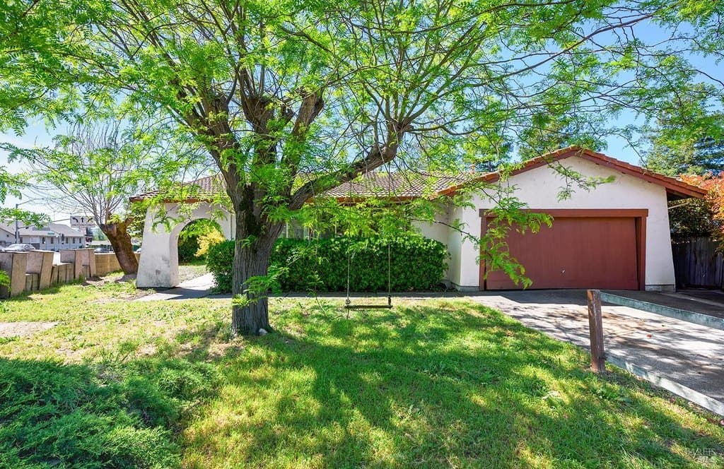 4 bedroom house for sale at 201 Redwood Cir Petaluma 94954 - $549,000