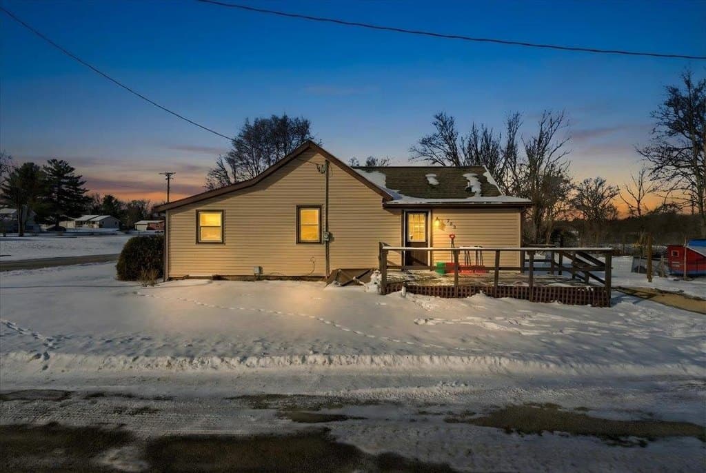 3 bedroom house for sale at 703 Oak St Arena - $185,000