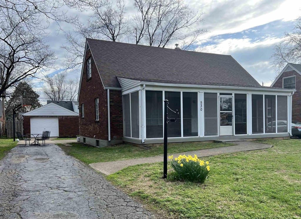 4 bedroom house for sale at 530 Chippewa St Jeffersonville 47130 - $252,500