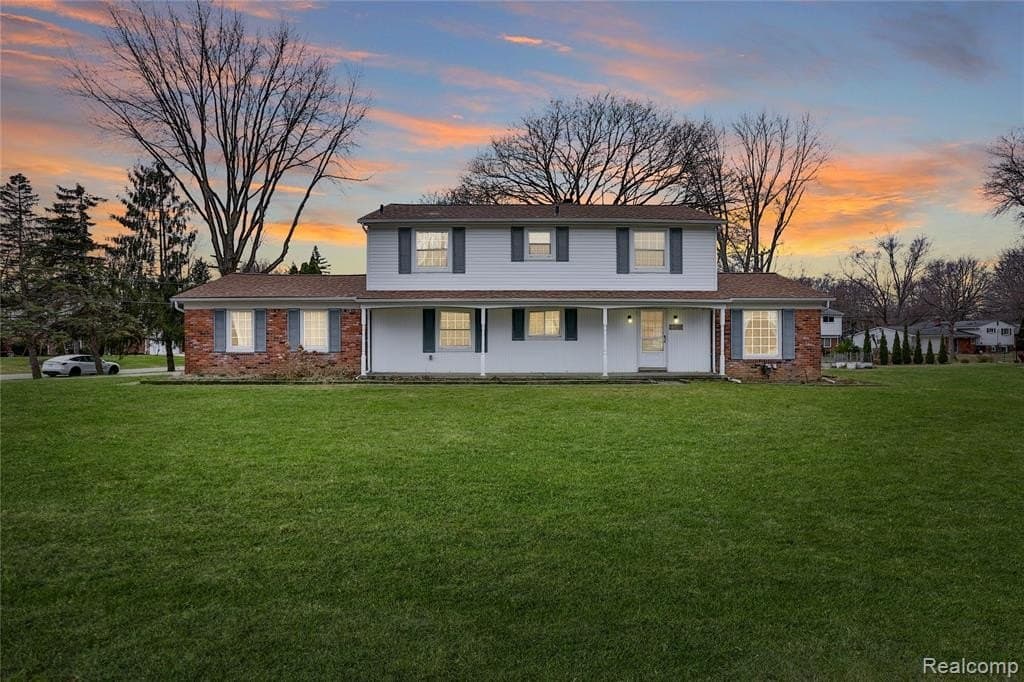 4 bedroom house for sale at 32319 Nottingwood St Farmington Hills 48334 - $420,000