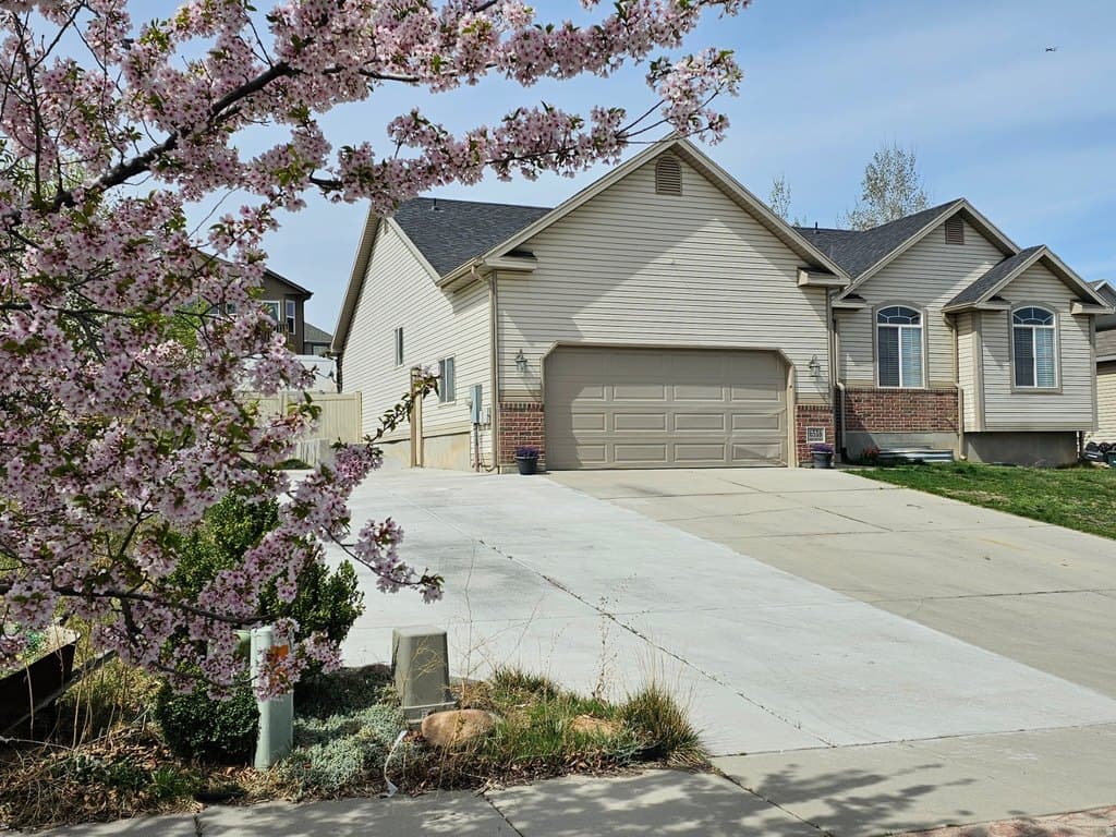 5 bedroom house for sale at 6516 S Apple Creek Ct W Salt Lake City - $648,950