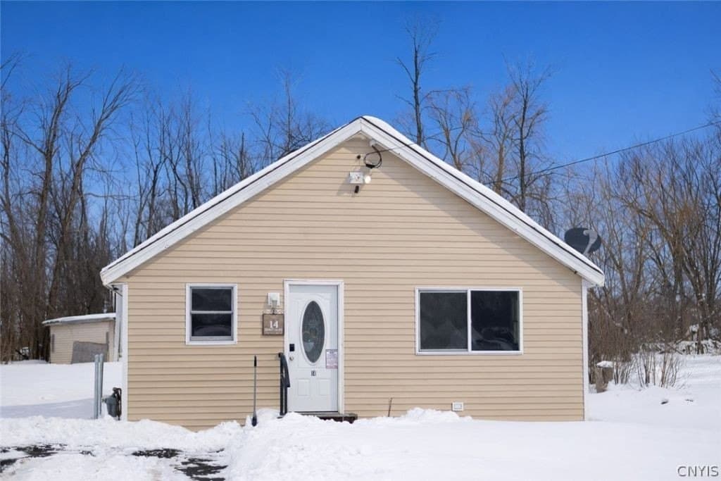2 bedroom house for sale at 14 Dewey Dr Central Square - $125,000