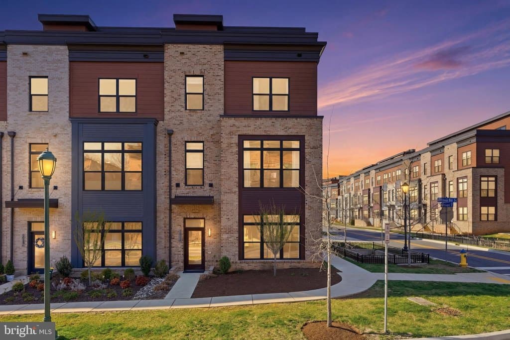 5 bedroom townhouse for sale at 3939 Cranes Bill Ct Rockville 20852 - $1,349,000