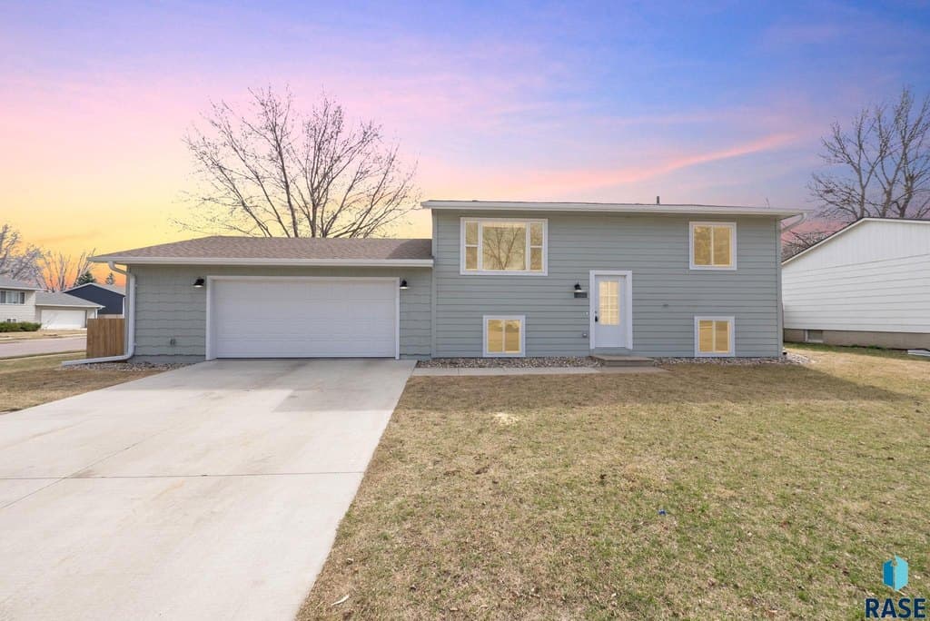 4 bedroom house for sale at 5901 W 58th St Sioux Falls - $295,000