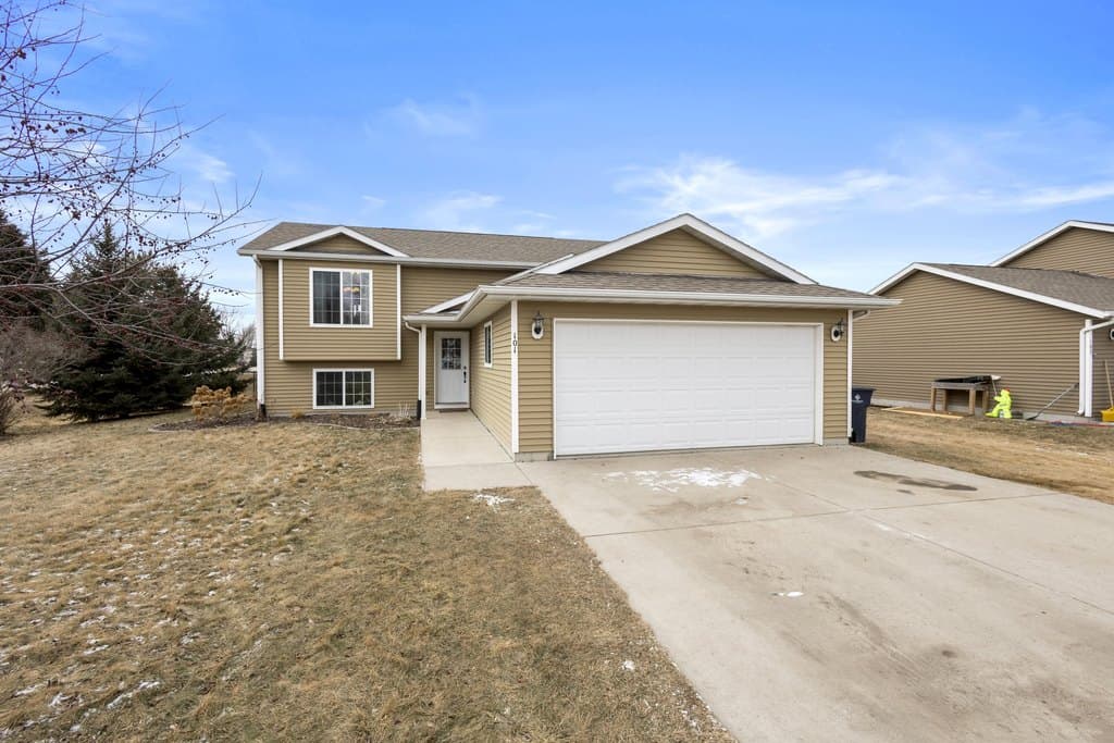 4 bedroom house for sale at 101 Lilac Ave Aurora - $280,000