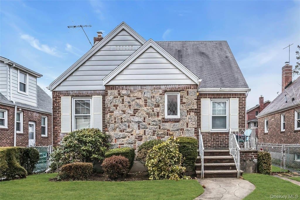 3 bedroom house for sale at 8227 246th St Bellerose - $899,000