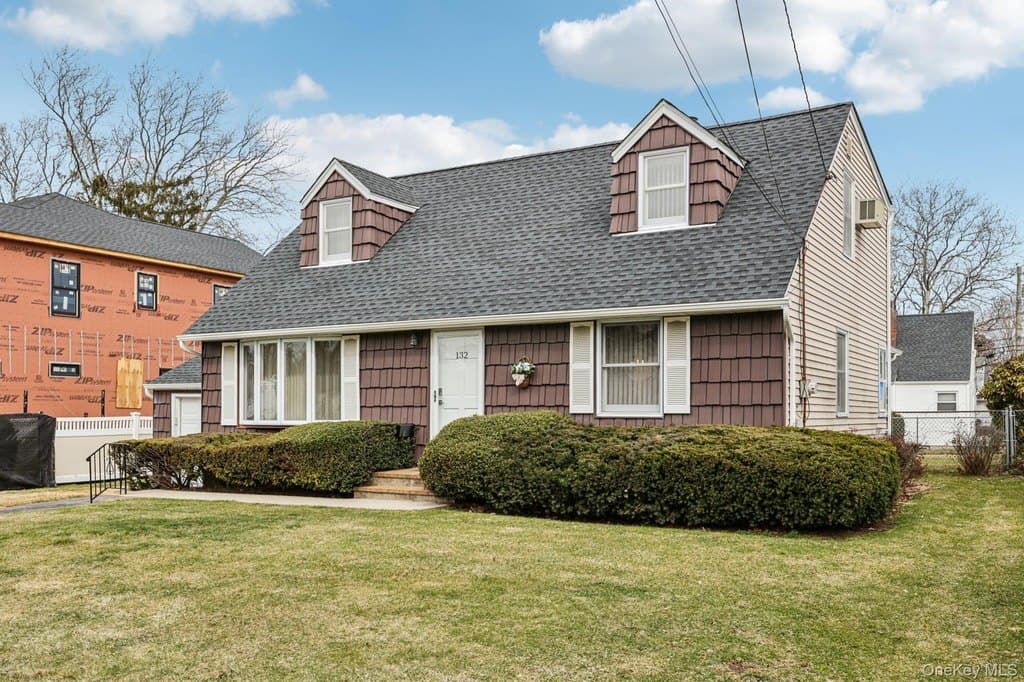 5 bedroom house for sale at 132 Albertson Pkwy Albertson - $925,000