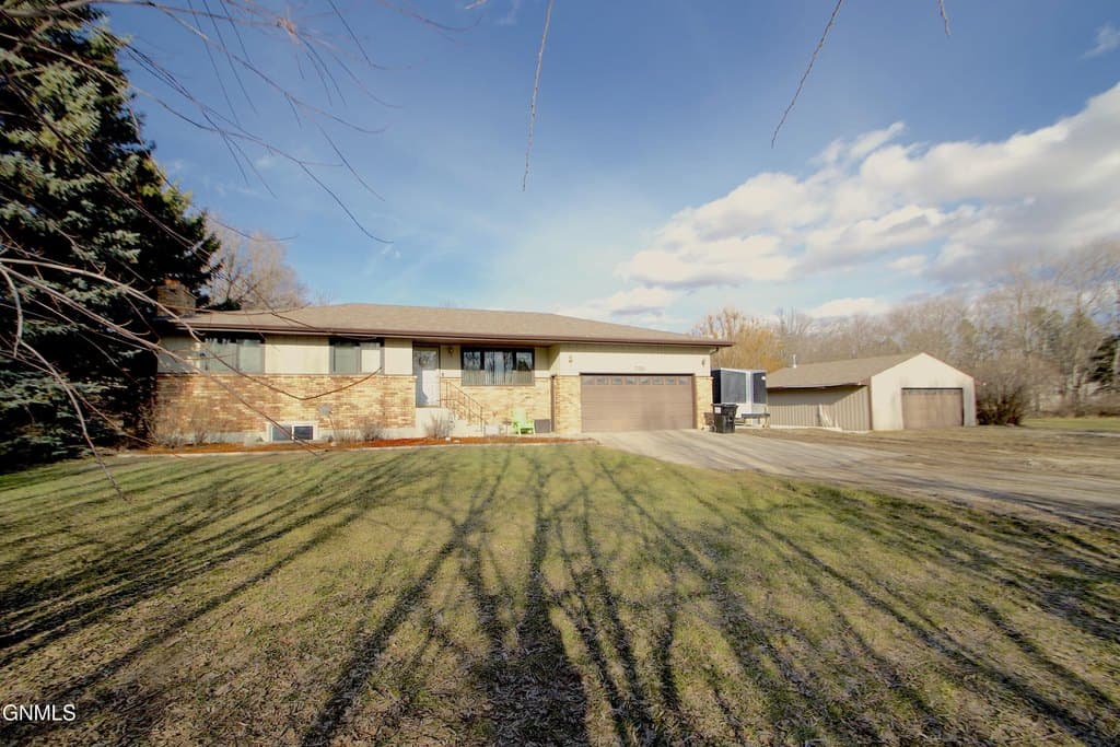 4 bedroom house for sale at 735 W Bristol Dr Bismarck - $439,900