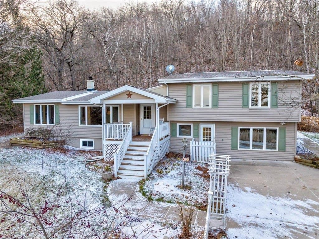 3 bedroom house for sale at 7422 Loy Rd Arena - $799,000