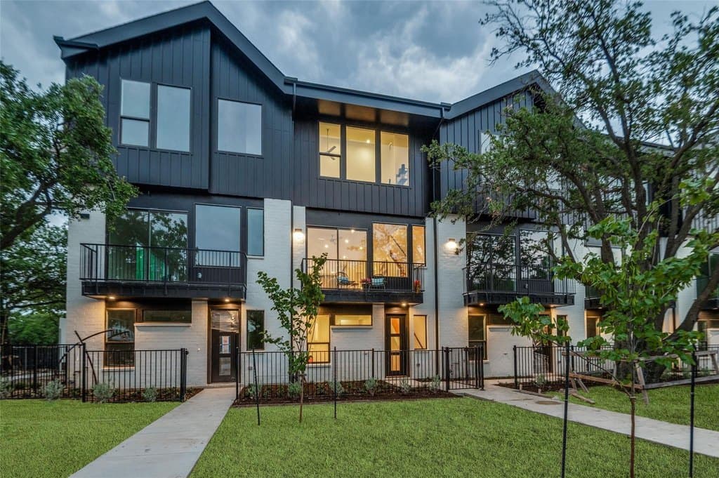 3 bedroom townhouse for sale at 4125 N Reserve Cir Addison - $635,000