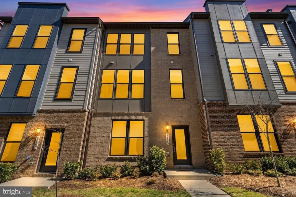 3 bedroom townhouse for sale at 2433 Liberty Loop Herndon 20171 - $785,000