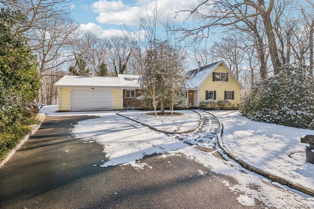 4 bedroom house for sale at 11 Lodge Ln Belle Terre - $875,000