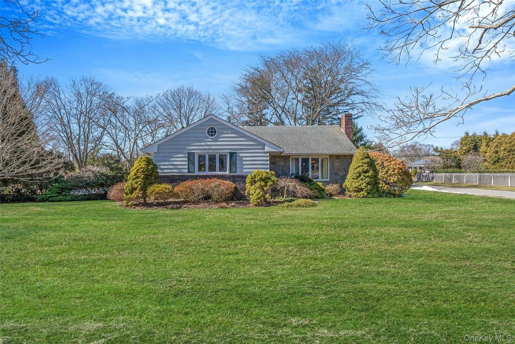 4 bedroom house for sale at 294 Sayville Blvd Sayville 11782 - $660,000