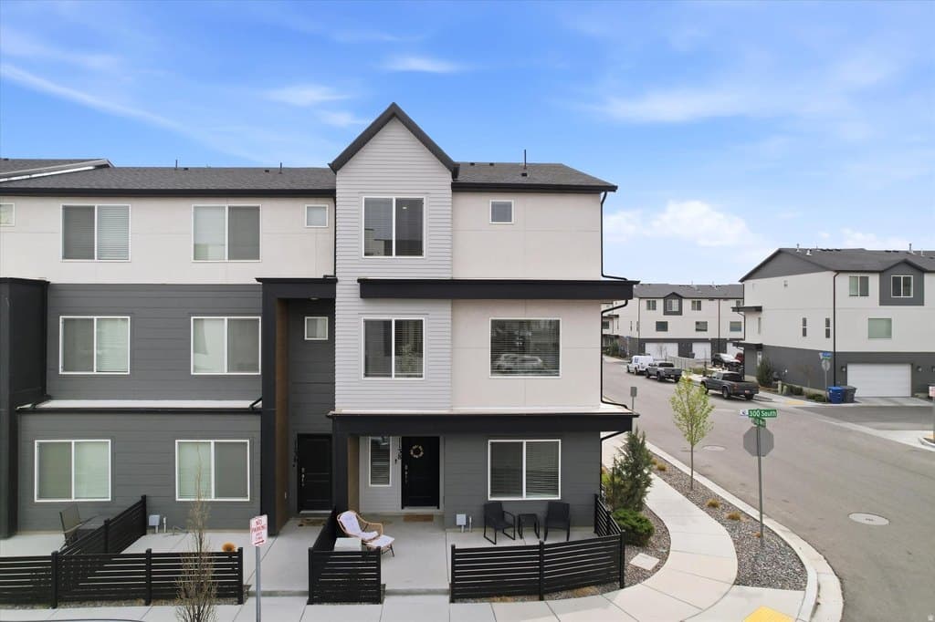 4 bedroom townhouse for sale at 1138 W 310 S American Fork 84003 - $467,500