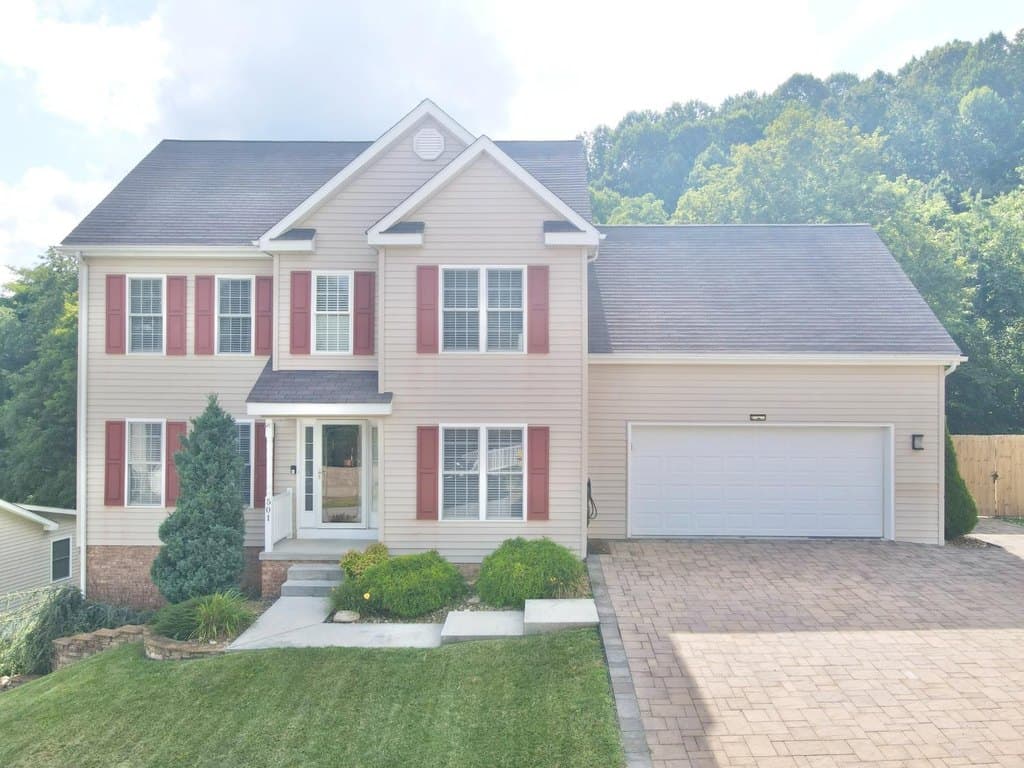 4 bedroom house for sale at 501 Brandon Dr Bluefield - $349,900