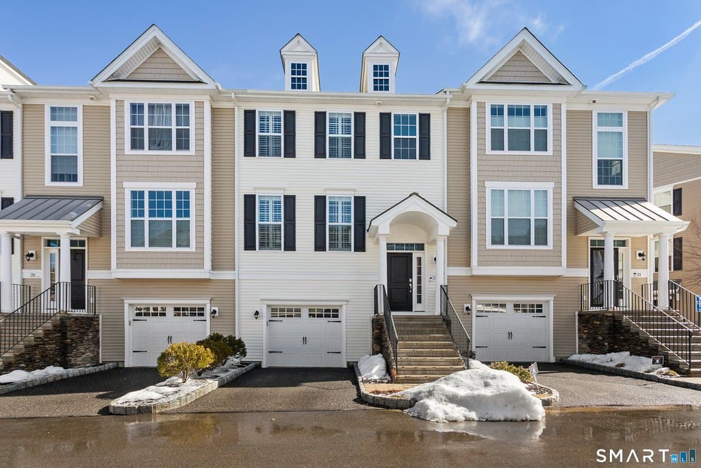 3 bedroom townhouse for sale at 23 Putnam Ln Unit 23 Danbury 06810 - $675,000