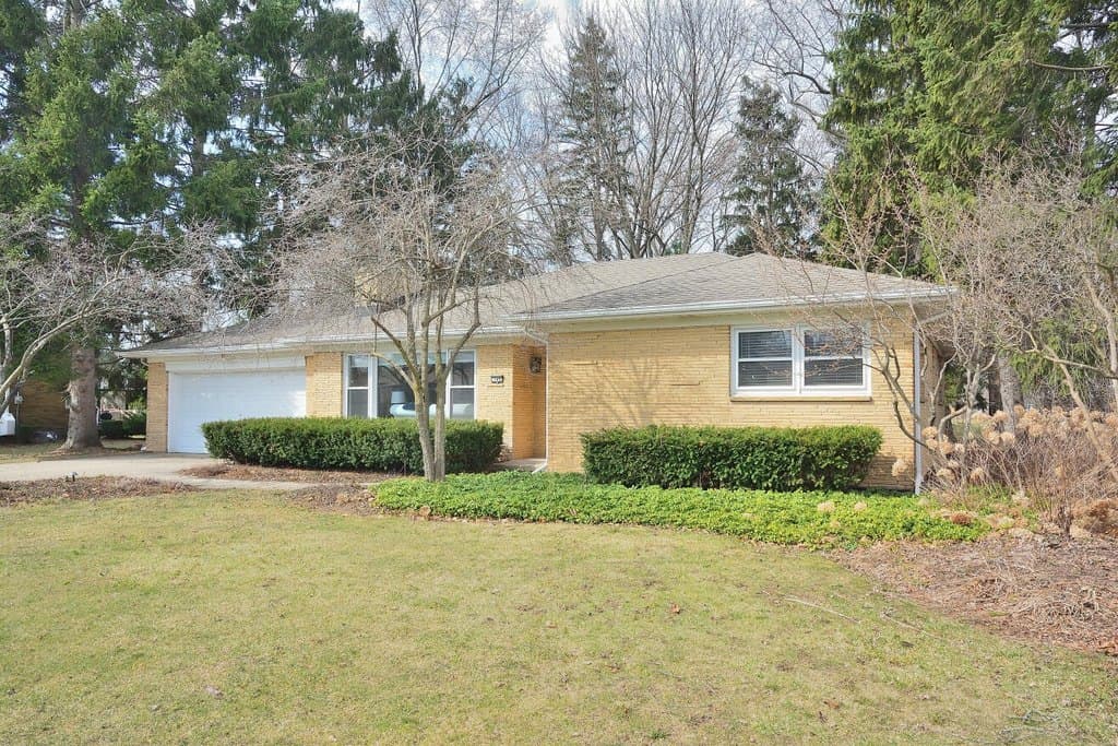 2 bedroom house for sale at 145 Lynnwood Ln Brookfield 53005 - $399,900