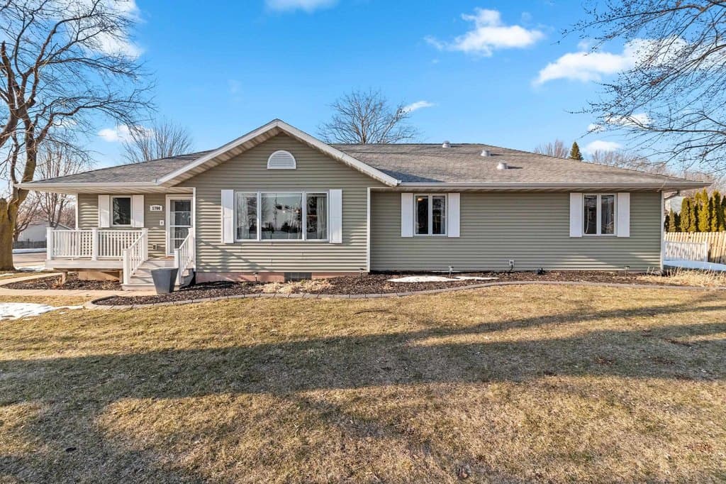 3 bedroom house for sale at 1700 E Midway Rd Appleton - $374,900