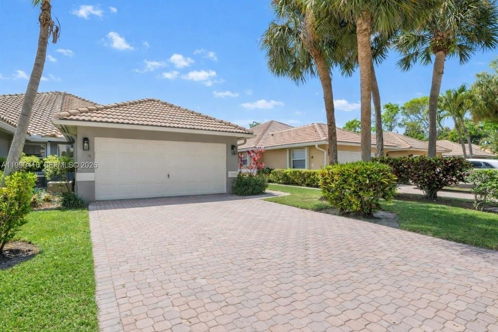 2 bedroom condo townhome rowhome coop for sale at 5477 Grande Palm Cir Delray Beach - $379,900