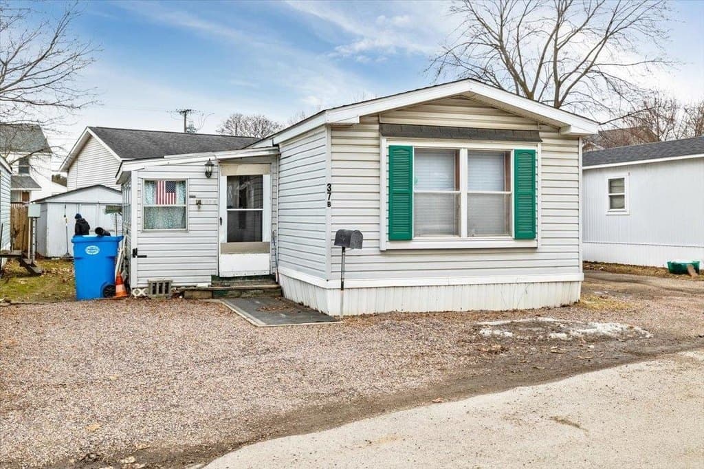 2 bedroom mobile home for sale at 37 Avenue B Burlington - $119,000