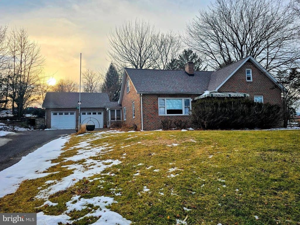 4 bedroom house for sale at 106 N High St Arendtsville - $237,500