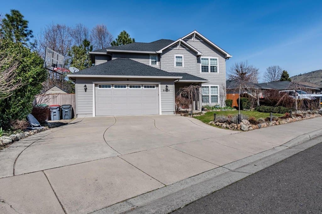 3 bedroom house for sale at 3059 Sycamore Way Medford - $650,000