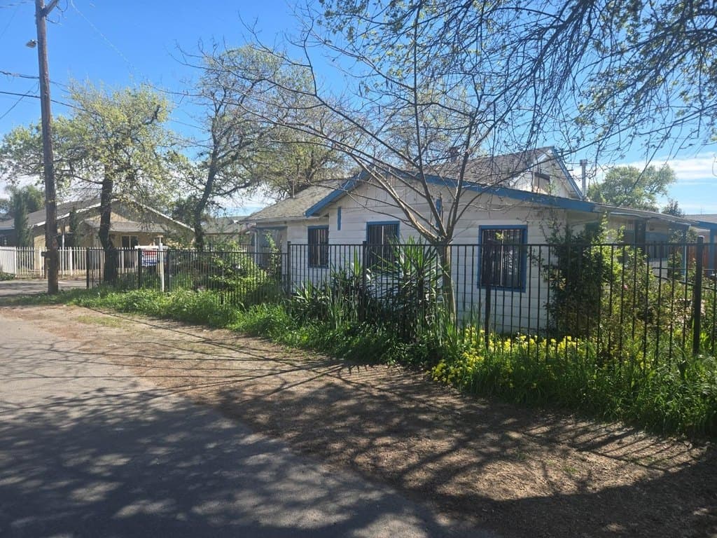 3 bedroom house for sale at 1647 N Gilchrist Ave August - $325,000