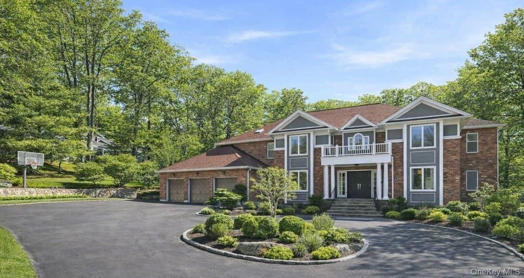5 bedroom house for sale at 2 Hemlock Rise Armonk - $2,699,000