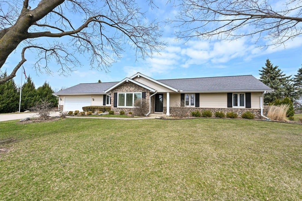 3 bedroom house for sale at 18220 Colline Vue Blvd Brookfield 53045 - $649,900
