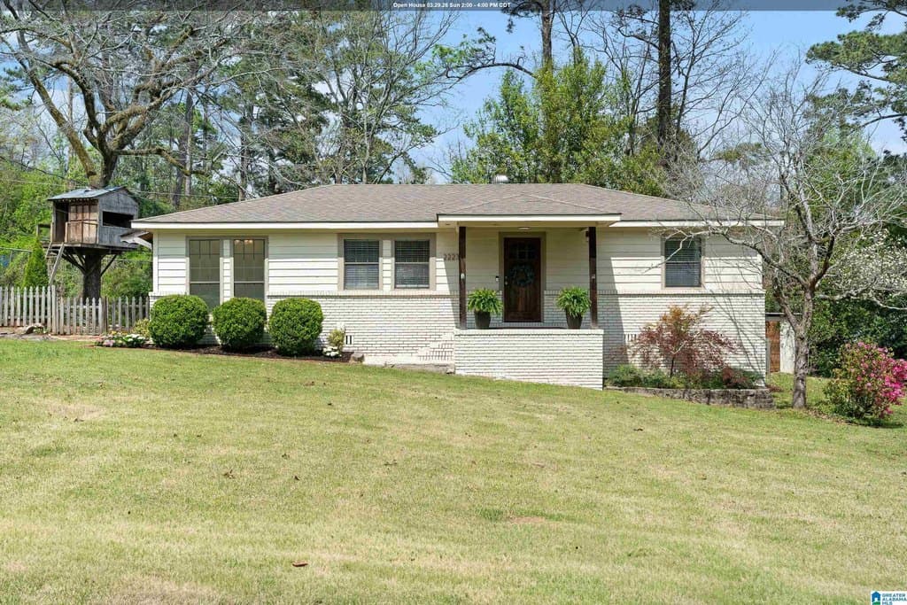 4 bedroom house for sale at 2223 Savoy St Hoover 35226 - $424,900