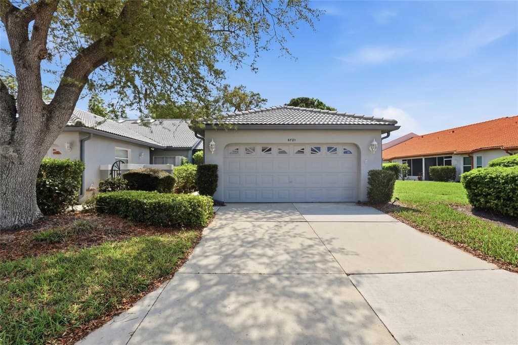 2 bedroom house for sale at 5721 Casa Del Sol Blvd Unit 3223 Bee Ridge - $275,000