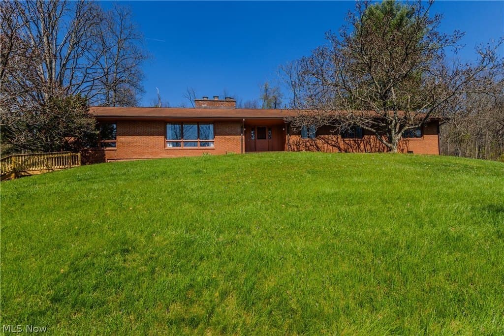 4 bedroom house for sale at 100 Crestwood Cir Marietta 45750 - $325,000