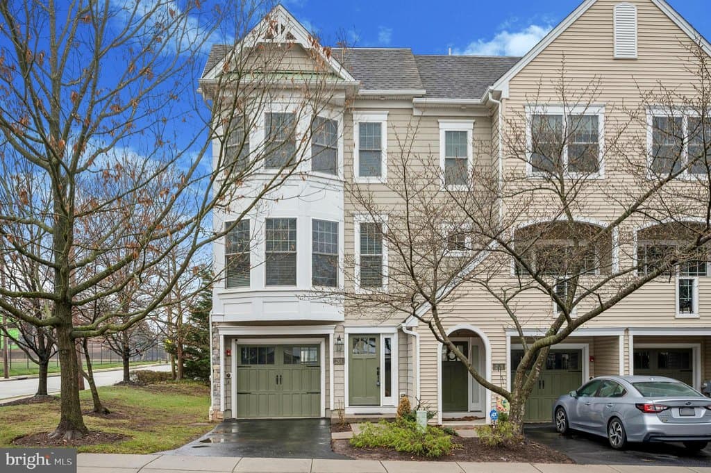 3 bedroom townhouse for sale at 201 Cobblestone Dr Ardmore - $725,000