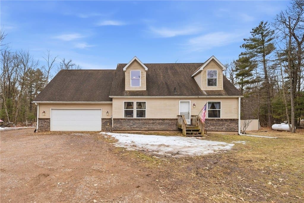 4 bedroom house for sale at E22935 County Road RR Augusta - $400,000