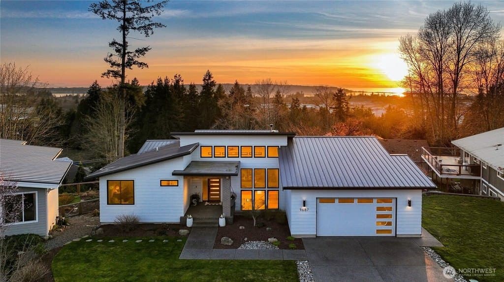 4 bedroom house for sale at 9687 Crest Dr Blaine - $850,000