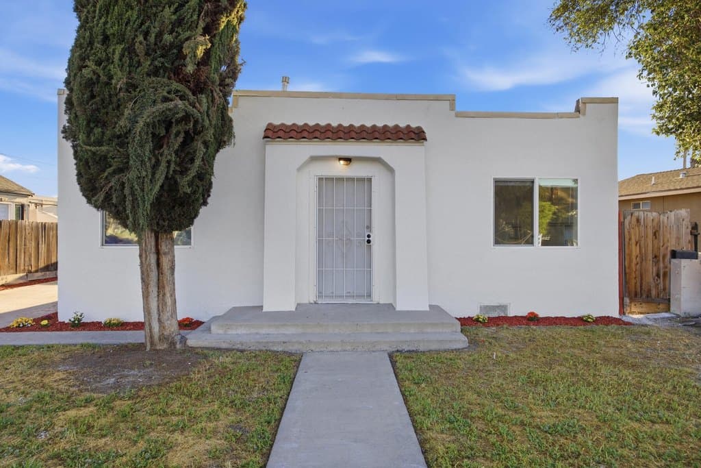 3 bedroom house for sale at 220 S O St Tulare 93274 - $279,900
