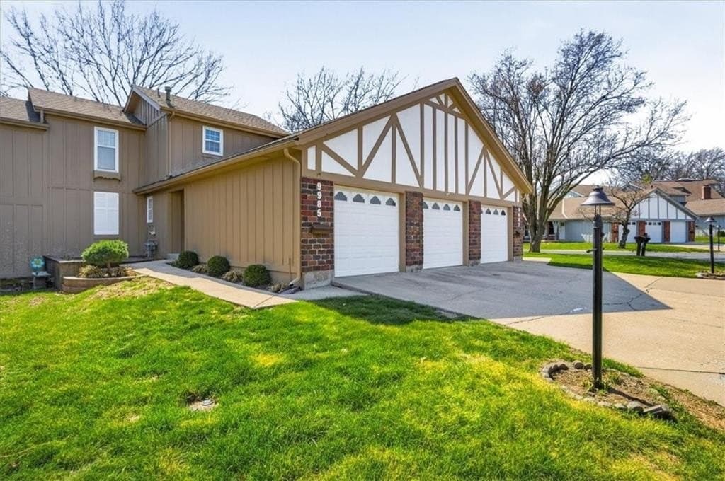 2 bedroom townhouse for sale at 9985 Edelweiss Cir Merriam 66203 - $309,500
